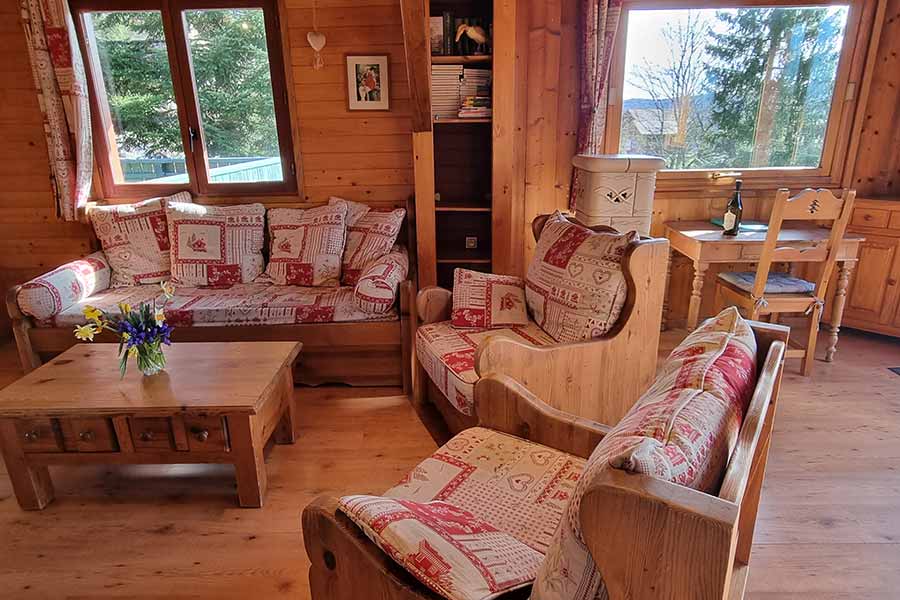 Beaux espaces intérieurs lumineux d'un chalet traditionnel à louer pour vos séjours dans le haut Jura